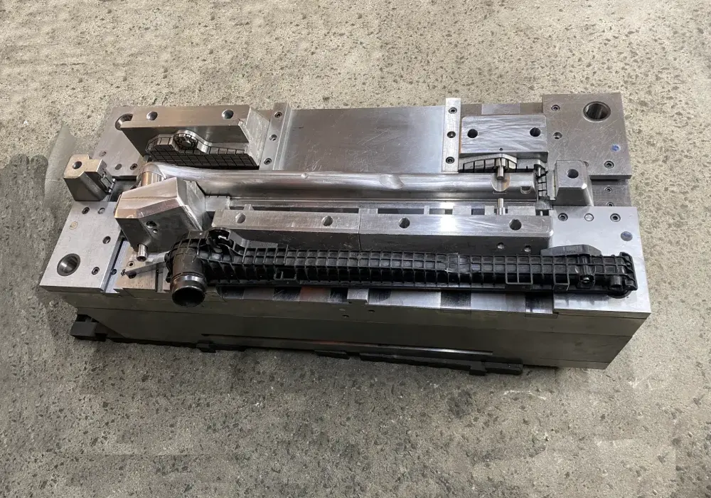 Molde metálico de alta precisão para injeção plástica industrial