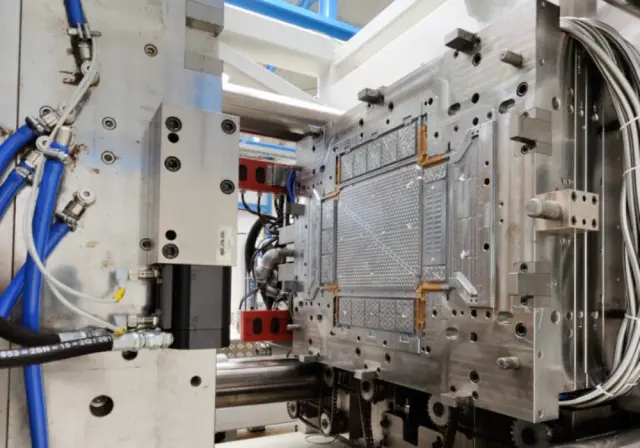 Molde de injeção plástica técnica em máquina industrial com sistema hidráulico e sensores