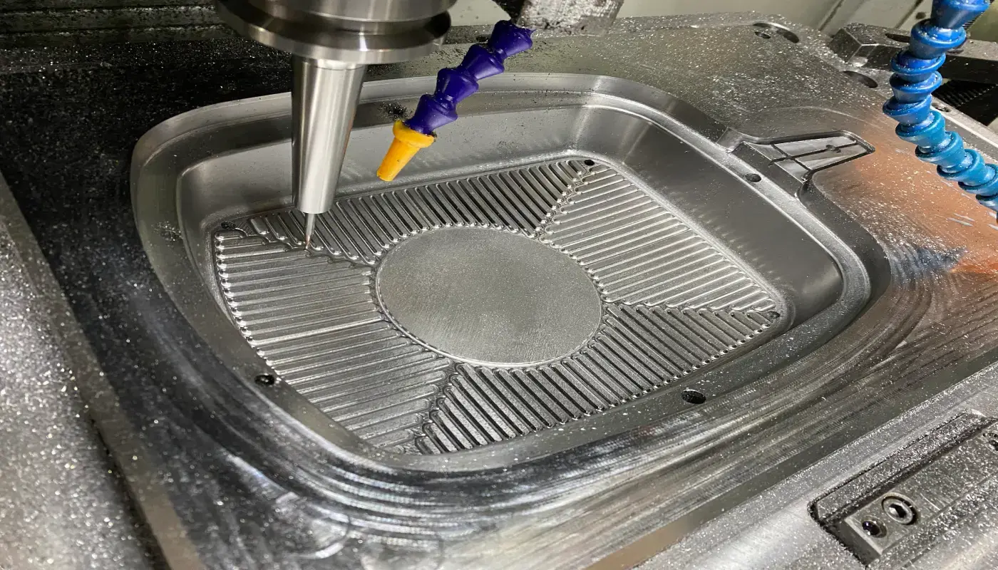 Processo de usinagem CNC de alta precisão em peça metálica com acabamento em canais